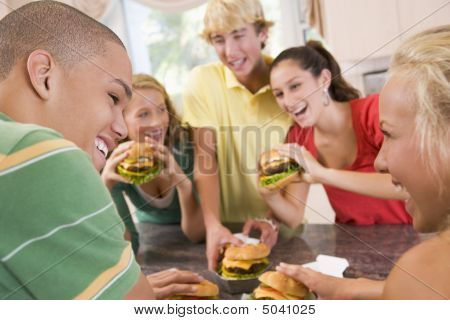 Nastolatki jedzenie hamburgerów