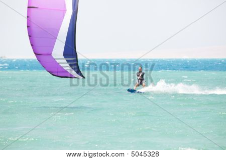Kiteboarder surfování