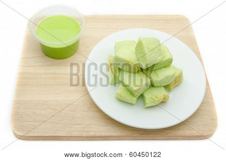 Slice steamed bread and pandan custard topping