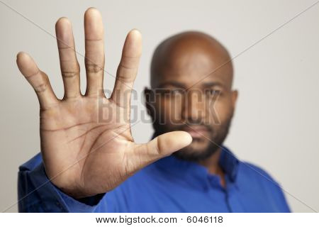 人打手势停止