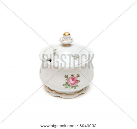 Bacia do açúcar de porcelana branca com rosas isolado