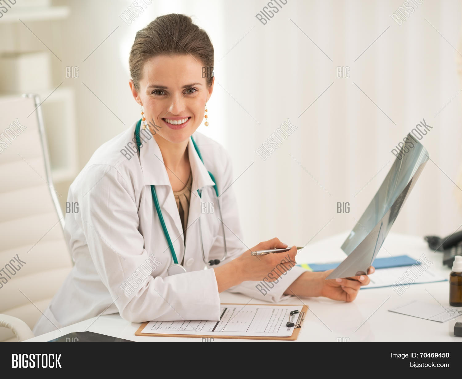 девушка медик. красивый доктор женщина. доктор женщина рассказы. женщина врач в кабинете. азиатки обследование.