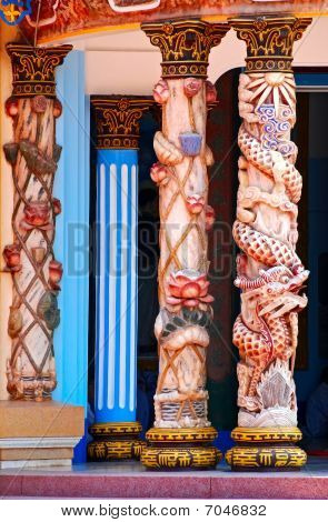 Sloupce Cao Dai Temple