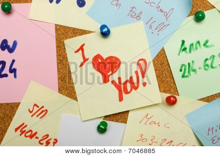 Amore messaggio appuntato sul bordo di sughero