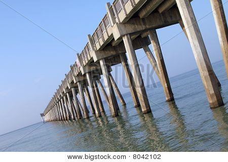 Boční pohled na molu v Pensacola Beach