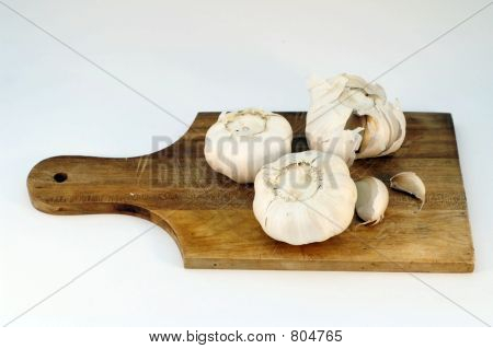 Knoblauch auf einer hölzernen Platte