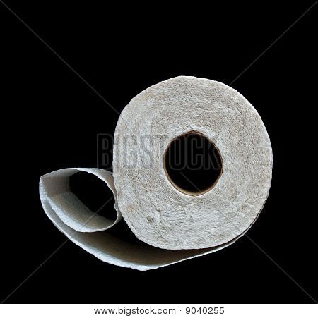 Weißes WC-Papier auf schwarzem Hintergrund