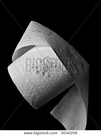 Weißes WC-Papier auf schwarzem Hintergrund