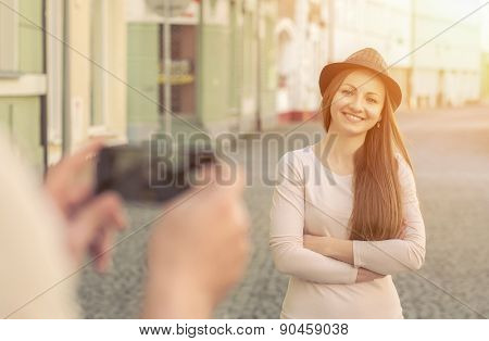 Touristic couple shooting on the modile phone at the city streets under sunlight.