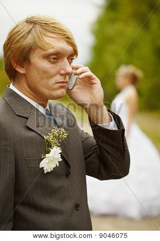Damat gelin hakkında unuttum telefonla konuşuyor