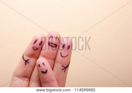 three smiling fingers that are very happy to be friends