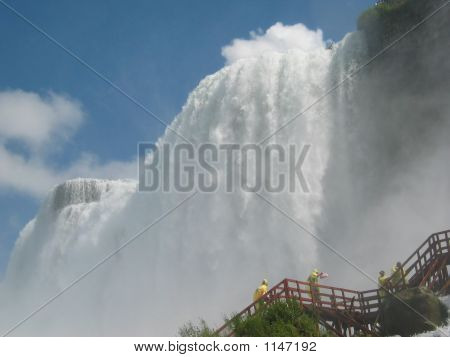 Niagarské vodopády (pod vodopády)