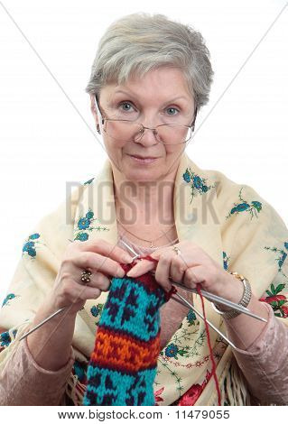 Äldre kvinna stickning