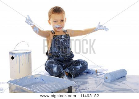 Kleiner Junge drehte blau