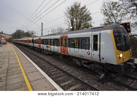 Hanwell, UK. 15th November 2017. A Class 360 Desiro Heathrow Connect service is at Hanwell station awaiting departure to London.