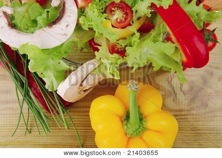 zeytinyağı ve mantar ile taze sebze salatası