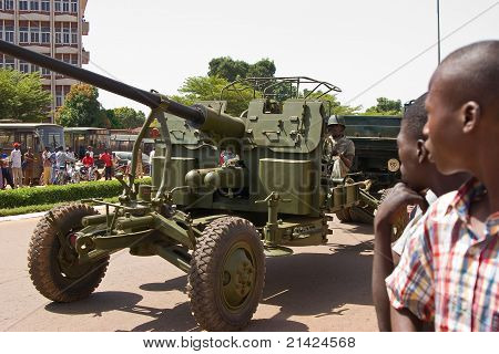 Artylerii armat w paradzie wojskowej w Wagadugu, Burkina Faso