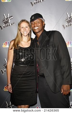 LOS ANGELES - JUN 29: Javier Colon; manželka na 'Hlas' Live Finale After Party ve Avalonu Ho