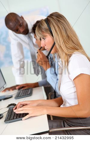 Trabalhadores de escritório na frente de helpdesk