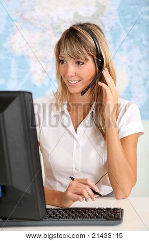 Portrait of smiling Teleagenten mit headset