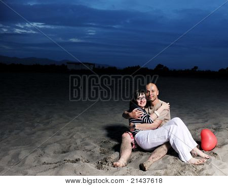 Szczęśliwa młoda para miłej zabawy i romantyczne chwile na plaży w sezonie letnim i reprezentujących happynes