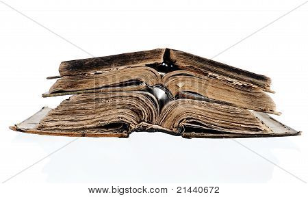 Bir açılan İncil.