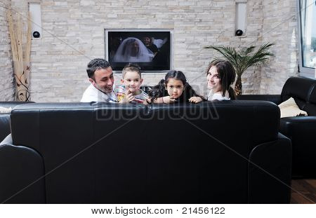 felice giovane famiglia relax e divertimento a indooor casa moderna