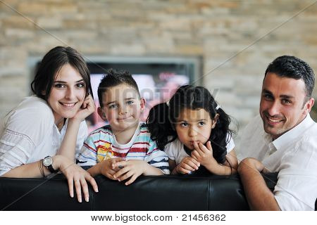 felice giovane famiglia relax e divertimento a indooor casa moderna