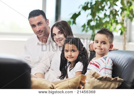 felice giovane famiglia relax e divertimento a indooor casa moderna