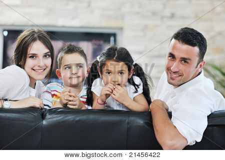 felice giovane famiglia relax e divertimento a indooor casa moderna
