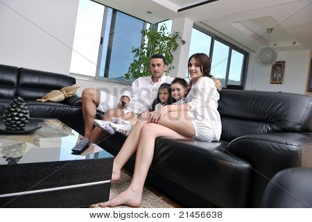 felice giovane famiglia relax e divertimento a indooor casa moderna