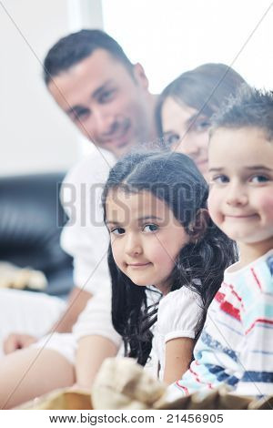 felice giovane famiglia relax e divertimento a indooor casa moderna