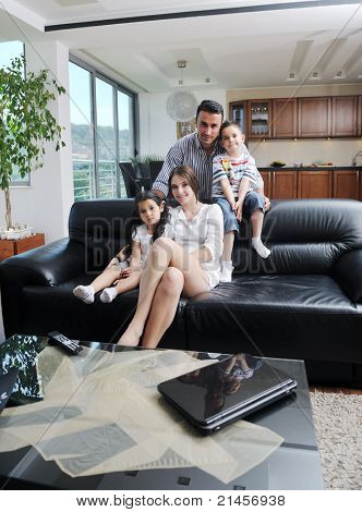 felice giovane famiglia relax e divertimento a indooor casa moderna