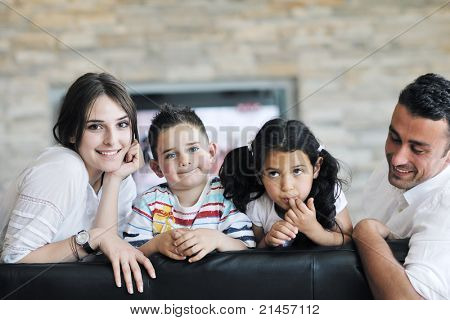 felice giovane famiglia relax e divertimento a indooor casa moderna