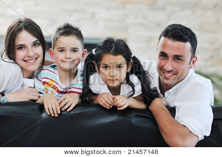 felice giovane famiglia relax e divertimento a indooor casa moderna