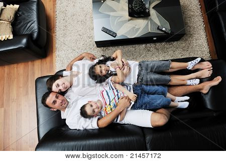 felice giovane famiglia relax e divertimento a indooor casa moderna