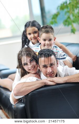 felice giovane famiglia relax e divertimento a indooor casa moderna