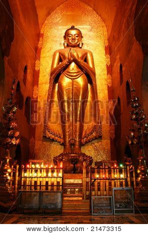 Buddha v starověkého chrámu (Bagan, Barma)