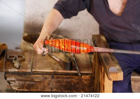Sklářských tvořící část dekorativního skla. (Murano, Itálie)
