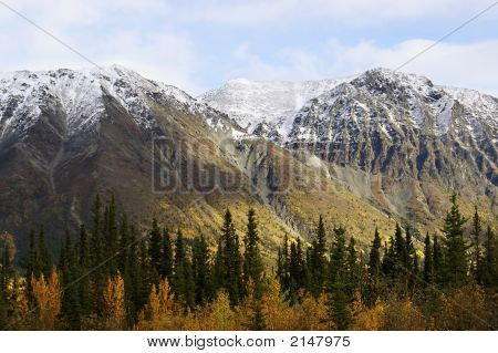 Neve sulle montagne In caduta, territorio dello Yukon, Canada