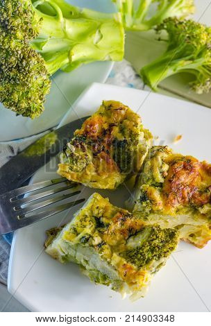 Vegetarian dietary fudge from broccoli, slices it on a plate