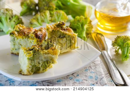 Vegetarian dietary fudge from broccoli, slices it on a plate