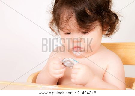 Baby hat einen snack