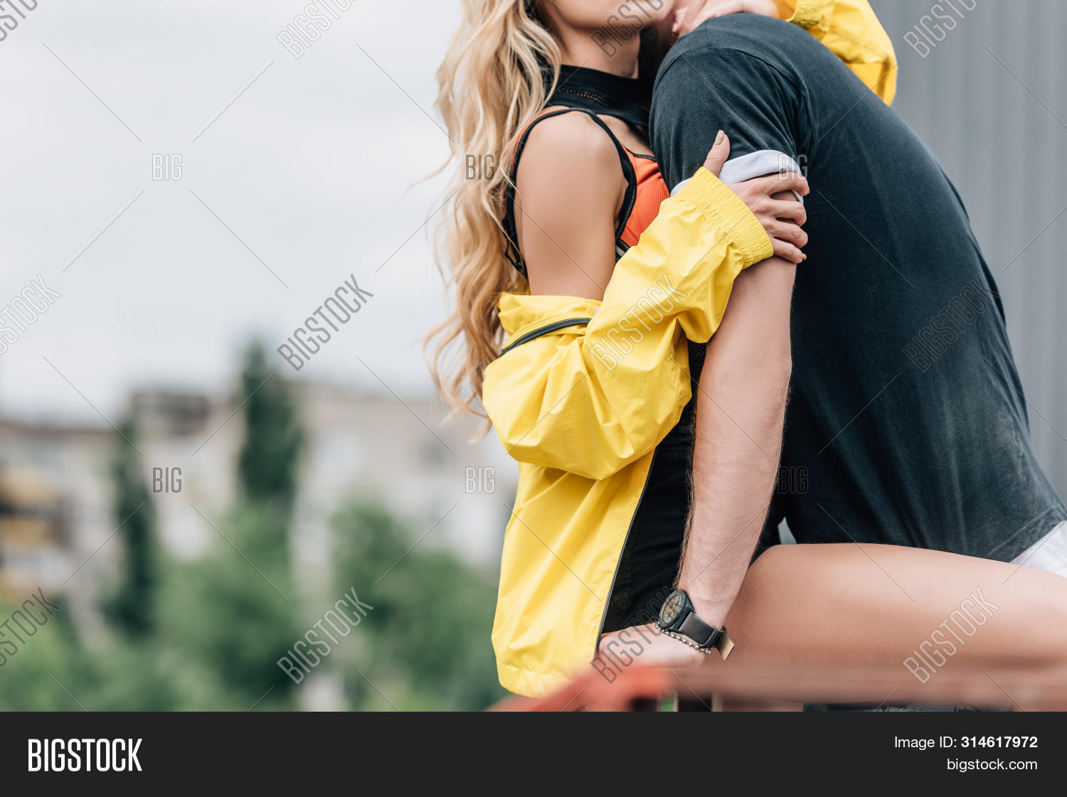 Руки на желтом фоне. Фотосессия с любимым в парке. Объятья в поле. Пара в желтом. Семейная фотосессия в желтом летом.