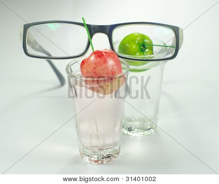 okulary i jabłko