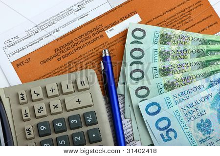 Formularz podatkowy z kalkulatora, pieniądze i pióra