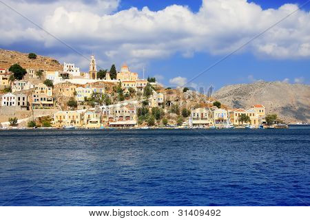 Řecko. Dodecanesse. Ostrov Symi (Simi). Barevné domy na skalách.
