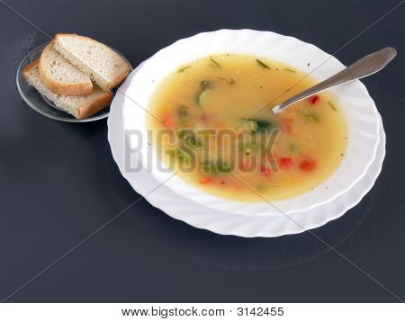 Vegetarische Gemüsesuppe und Brot