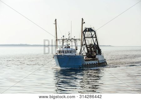 New Bedford, Massachusetts, Usa - July 29, 2019: Clammer Starlight Coming Out Of Buzzards Bay On Haz