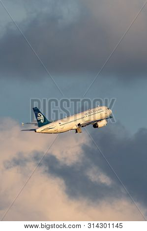 Sydney, Australia - October 7, 2013: Air New Zealand Airbus A320 Twin Engined Commercial Airliner Ta